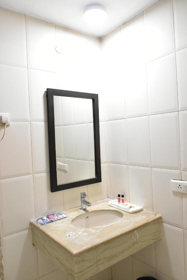 Hotel Lohias Delhi Airport 3*